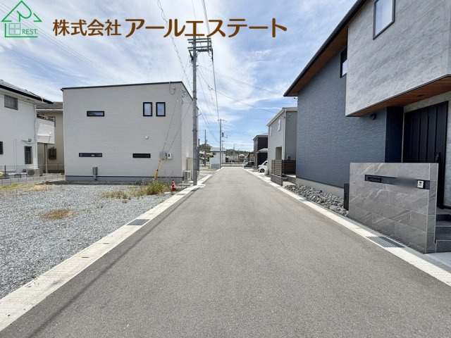 高砂市阿弥陀町北池2期　　新築戸建の前面道路含む現地写真