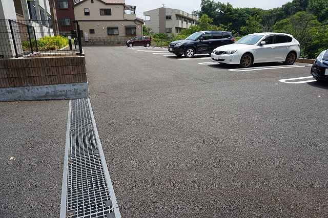 ハイグレイス１番館の駐車場|車をお持ちの方に嬉しい駐車場付きの物件です