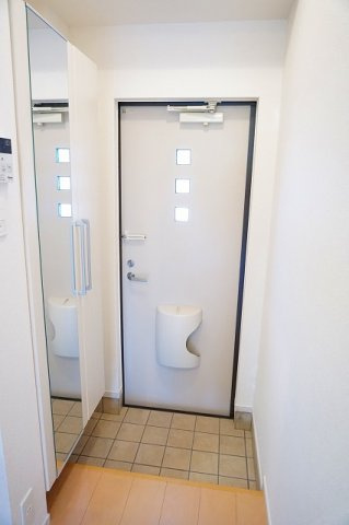 ハイグレイス１番館の玄関|収納もある玄関です