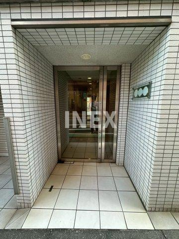 横浜市磯子区杉田１丁目の賃貸マンションのエントランス