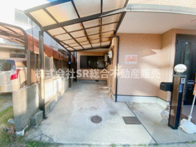 菱屋東1丁目中古戸建の駐車場|お車をお持ちの方に必要な駐車場はカーポート付きです！自転車・バイクを置けるスペースもあります！