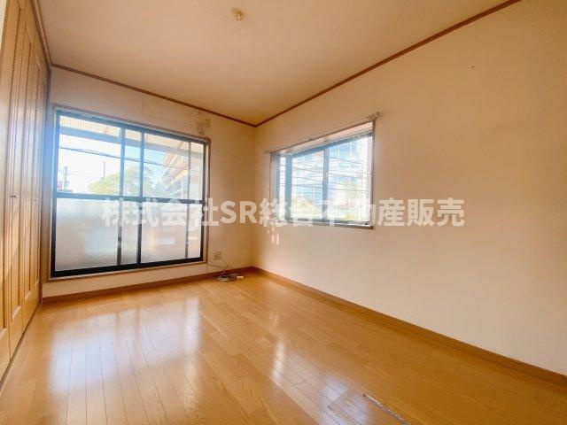 菱屋東1丁目中古戸建の洋室|2面採光の明るいお部屋です！日中は電気なしでこの明るさです。