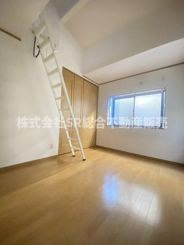 菱屋東1丁目中古戸建の子供部屋|天井が高く開放感のあるお部屋です！ロフトはお子様の遊び場としても使えます。