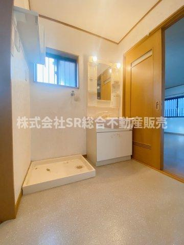 菱屋東1丁目中古戸建の脱衣所|室内洗濯機置場もあり、衣服を脱いだらそのまま洗濯機へ入れることができます！