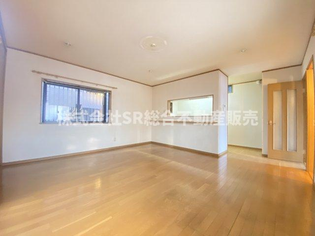菱屋東1丁目中古戸建の居間・リビング|明るいリビングでゆったりとお過ごしいただけます！