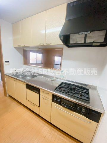 菱屋東1丁目中古戸建のキッチン|ご家族の様子を見ながら快適にお料理できるカウンターキッチンです♪
