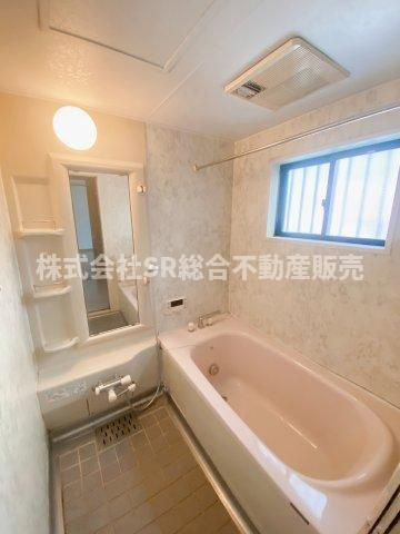 菱屋東1丁目中古戸建の浴室|足を伸ばしてゆったりと浸かれる浴槽です♪