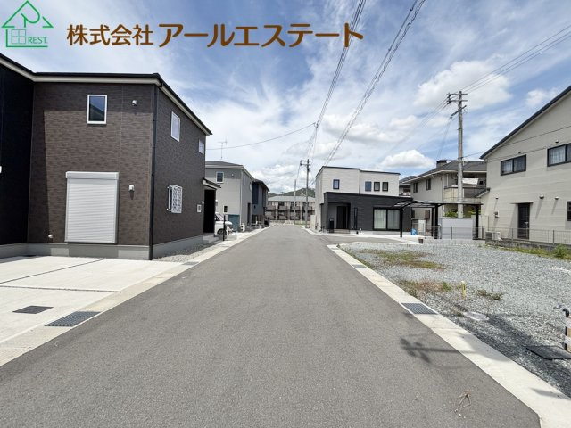 高砂市阿弥陀町北池2期　　新築戸建の前面道路含む現地写真