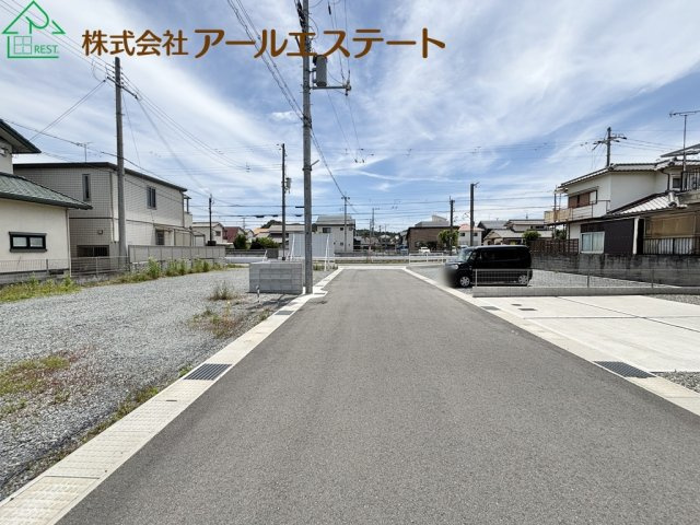 高砂市阿弥陀町北池2期　　新築戸建の前面道路含む現地写真