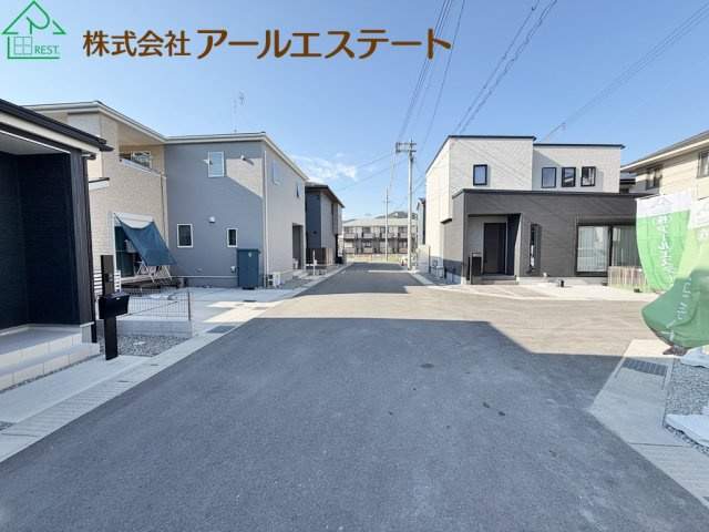 高砂市阿弥陀町北池2期　　新築戸建の前面道路含む現地写真