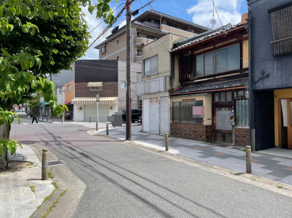 紫野門前町 中古戸建の前面道路含む現地写真