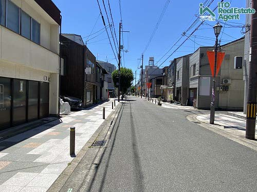紫野門前町 中古戸建の前面道路含む現地写真