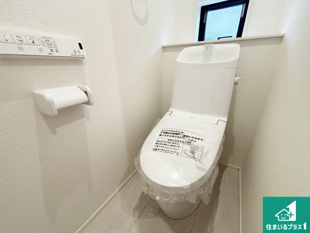 ◆羽曳野市西浦　第1期　新築一戸建てのトイレ|1・2階の2ヶ所にあるので、朝の忙しい時間の順番待ちもなく、深夜の利用にも大変便利です。