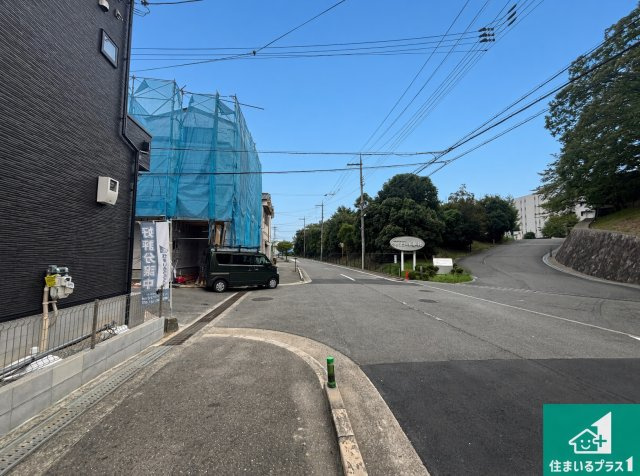 ◆羽曳野市西浦　第1期　新築一戸建ての前面道路含む現地写真|周辺は閑静な住宅街！前面道路広々で車の出し入れも便利です。駐車が苦手な方でも安心して車庫入れできます！