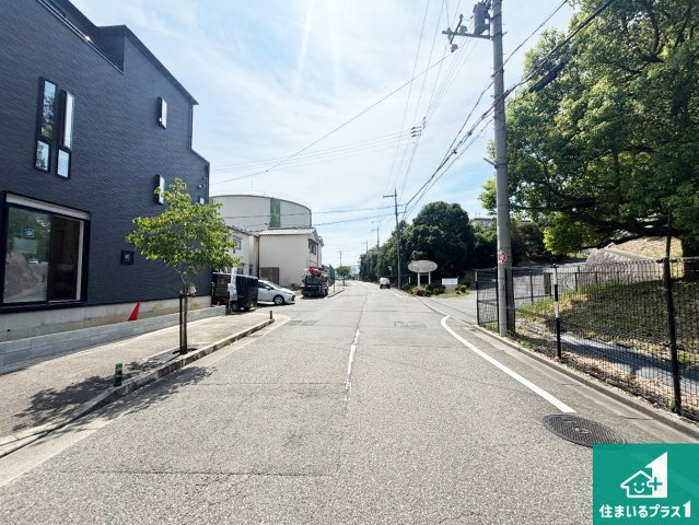 羽曳野市西浦　第1期　新築一戸建ての前面道路含む現地写真|周辺は落ち着いた街並みの住宅地！子育てがしやすい住環境です！まだ未完成ですが、現地でしかわからない事もございます。是非一度ご覧ください。