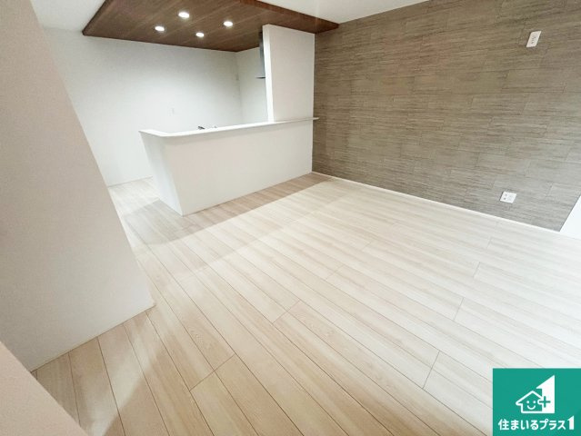 ◆羽曳野市西浦　第1期　新築一戸建ての居間・リビング|シンプルなリビングは、観葉植物等のインテリアを楽しめますね！パパ好みにも、ママ好みにも家具次第で雰囲気を変えることができます！