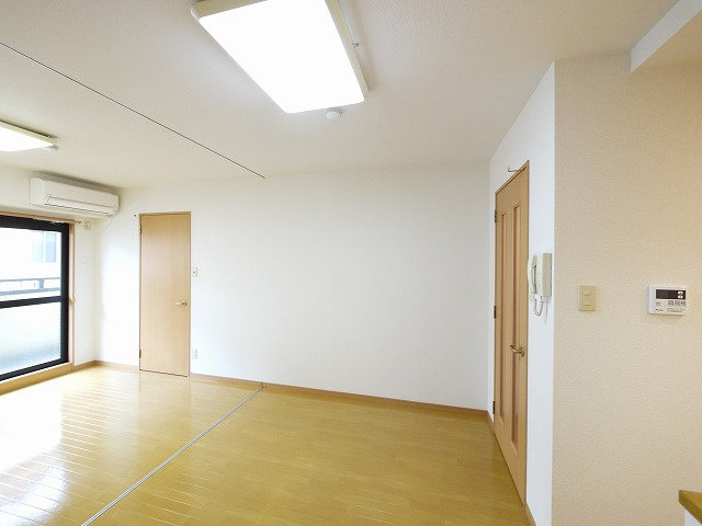 アンソレイエ　（前裁町）の居間・リビング|ゆったりとした居間
です