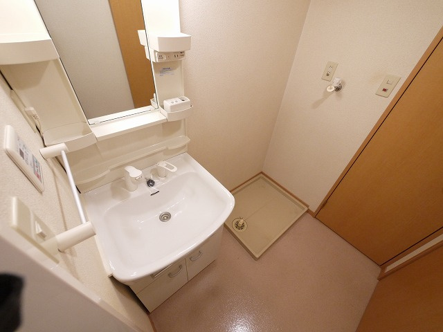 アンソレイエ　（前裁町）の洗面所|ゆったりとスペースのある洗面所
