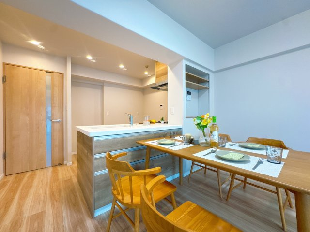 【居間・リビング】 | 東峰マンション大橋２☆仲介手数料無料☆ | キッチン前のダイニングスペースはゆとりある広さ。ダイニングテーブルを配置しても、広々と快適に使えます。