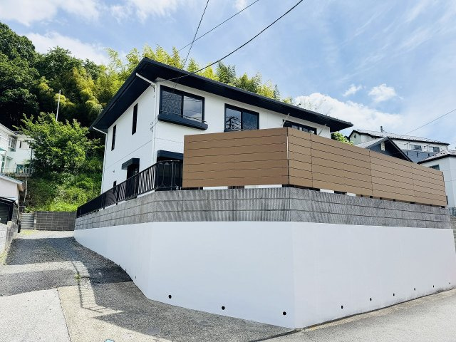 八王子市　片倉町　中古戸建ての外観|～片倉駅徒歩14分　6・7台駐車可能カースペース付き　内外装フルリノベ済～