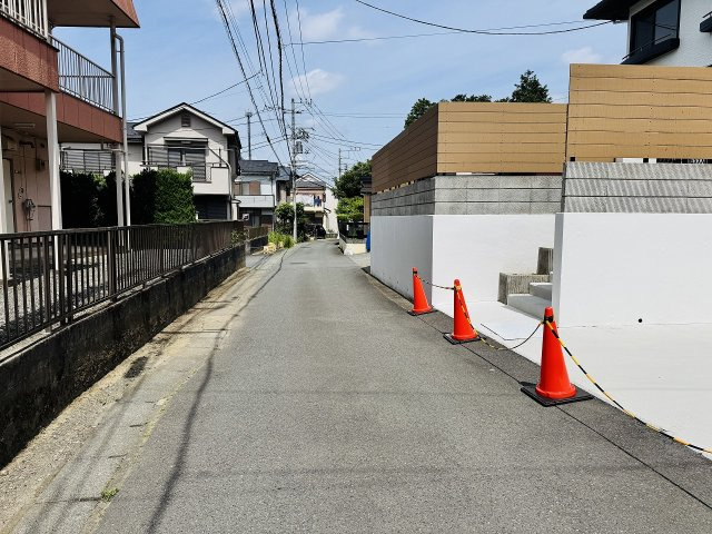 八王子市　片倉町　中古戸建ての前面道路含む現地写真|～南西側3.5ｍ道路に面しています～