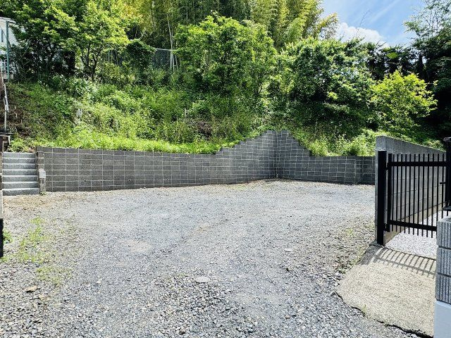 八王子市　片倉町　中古戸建ての駐車場|～南側に並列2台、北側に4・5台駐車可能坪～