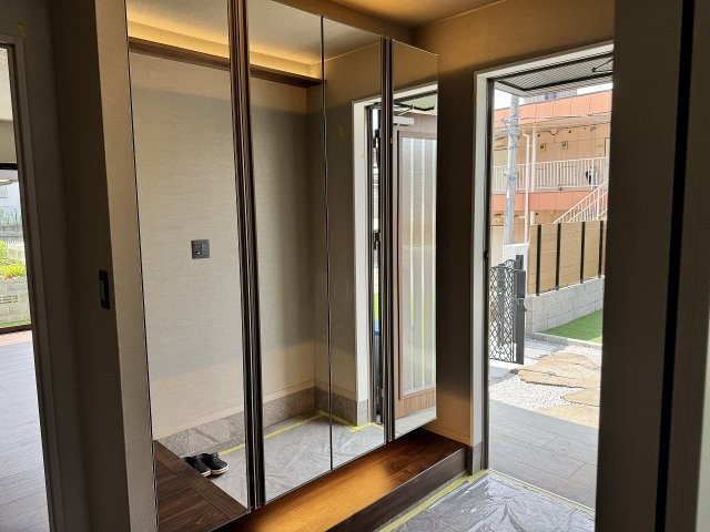 八王子市　片倉町　中古戸建ての玄関|～大容量収納可能、トールタイプのシューズボックス　全面ミラーでより広く感じます～