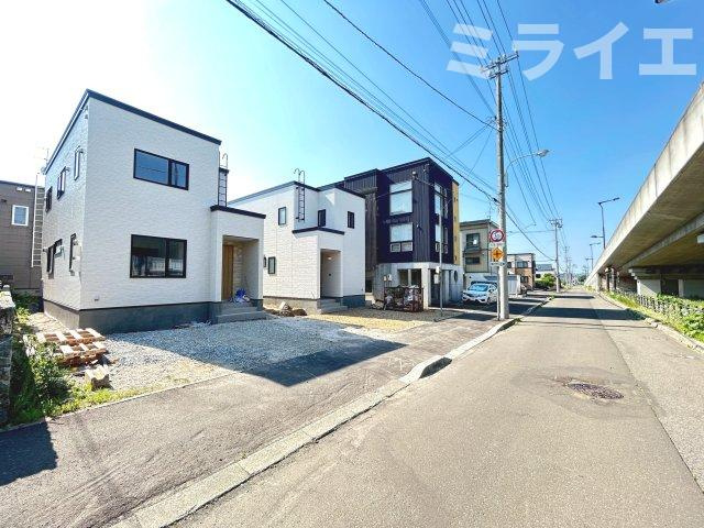 【新築戸建】札幌市手稲区星置1条8丁目2棟の前面道路含む現地写真