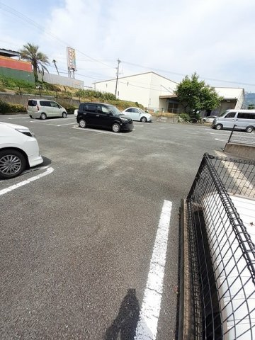 フェアリーヒルズ壱番館の駐車場|駐車スペースもあります☆