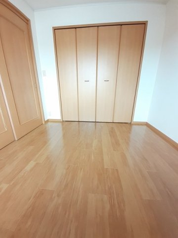 フェアリーヒルズ壱番館の寝室|クローゼット付の寝室です☆