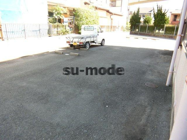 ローズコーポ沢良宜の駐車場