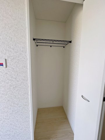 新築戸建・新築建売　須賀川市影沼町第4　第一小・第一中の洋室|8帖の洋室はバルコニーに面しており大きな窓から日差しが入るので気持ちの良いプライベート空間です！