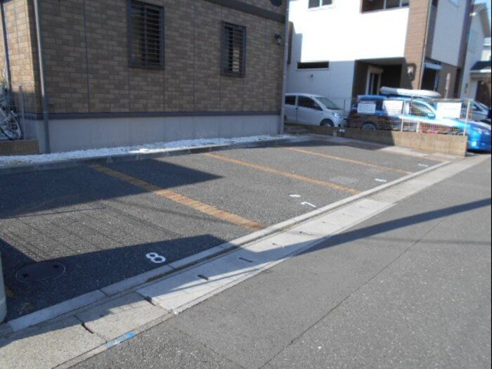 エミール・オガワ　Aの駐車場