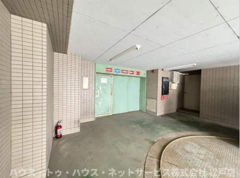 コンフォール小泉の駐車場