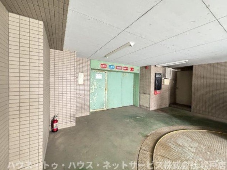 コンフォール小泉の駐車場