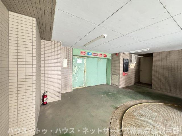 コンフォール小泉の駐車場