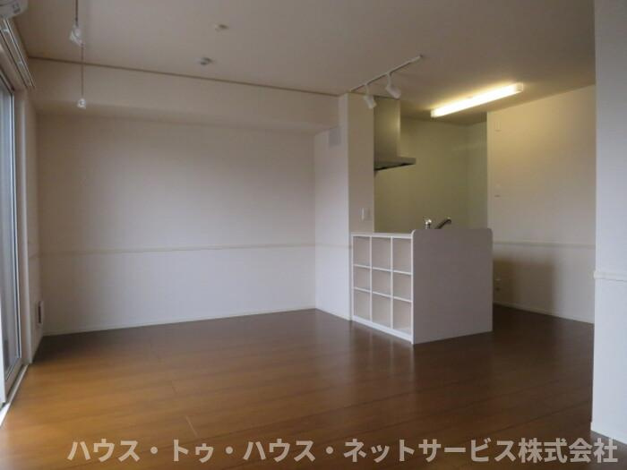 パインヒルズ胡録台の居間・リビング