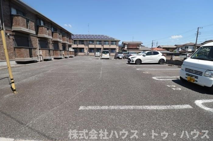 ロイヤルコートの駐車場