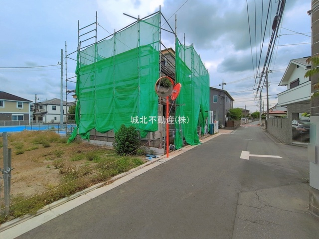 練馬区大泉学園町2丁目限定1棟の前面道路含む現地写真|前面道路北西側約5.0ｍ公道に面する立地 