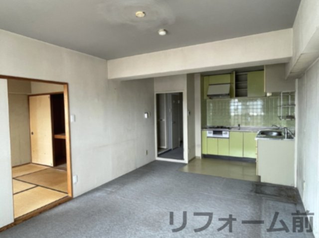 サニーハイム舟入の居間・リビング|水回り設備全て交換、全建具新規交換、クロス・フローリング張替え等、新しい空間となるリフォーム物件です