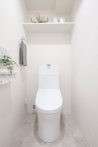 サニーハイム舟入のトイレ|新品の温水洗浄便座トイレは節水タイプで掃除もしやすく機能的。ペーパーＷホルダーや吊り棚があり便利です