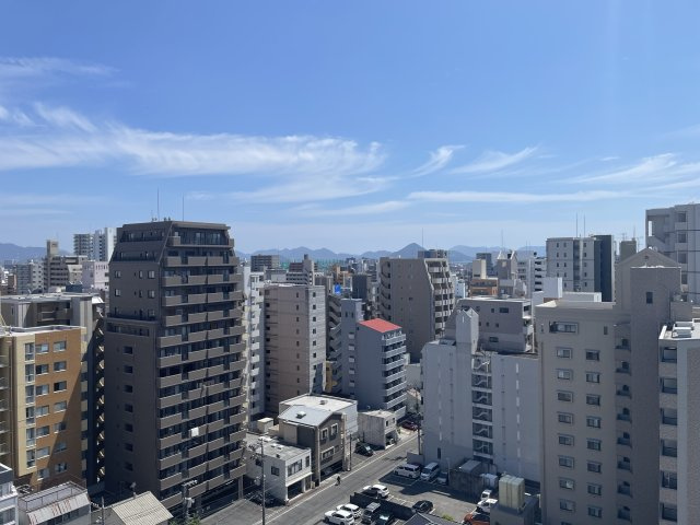 サニーハイム舟入の展望|徒歩1分の場所に「舟入第一公園」があり、小学校は徒歩4分。電停も徒歩3分と、通勤・通学に便利です