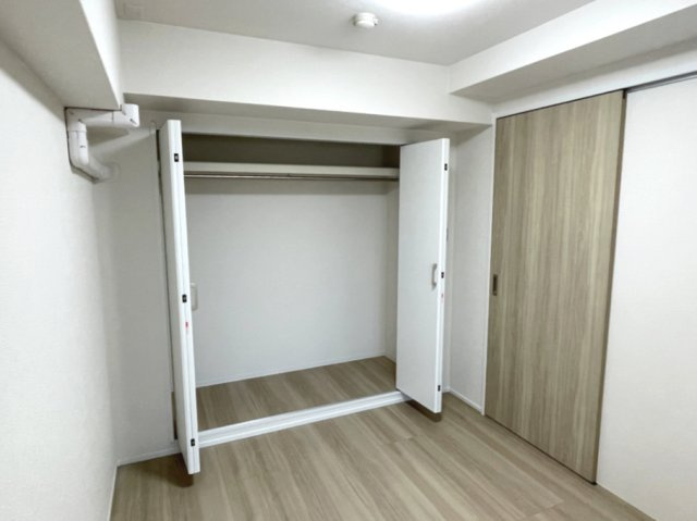 サニーハイム舟入の洋室|全室建具を新規交換済です。クロスや床を張替え、気持ちよくご入居いただけます。（令和8年7月末完成）