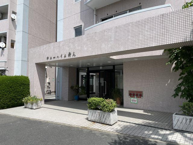 サニーハイム舟入のエントランス|2024年4月の外壁その他大規模修繕工事や、定期的なメンテナンスで共用部もきれいです。
