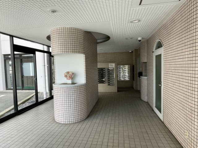 サニーハイム舟入のエントランス|防犯カメラを完備。居住者用入り口とマンション玄関が分かれており防犯面でも快適です。