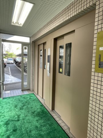 サニーハイム舟入のその他共用部分|エレベーターは2基あります。忙しい時間帯の待ち時間ストレスが軽減できます。