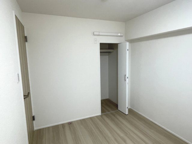 サニーハイム舟入の洋室|（北西側の洋室）各部屋にクローゼットを完備。衣類の埃除けや視覚的にもキレイを保つことができて安心です