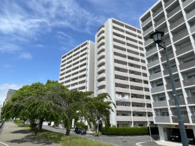 サニーハイム舟入のその他|総戸数124戸、L字型のような建物の大規模マンションです。画像真ん中の棟が対象不動産です。