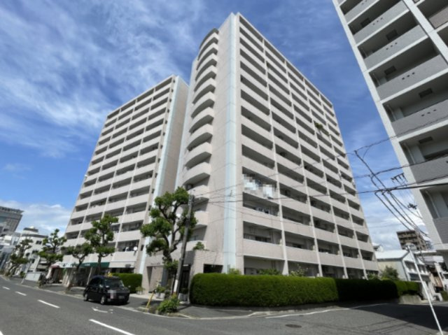 サニーハイム舟入の外観|広電「舟入町駅」徒歩3分。天満川沿いの開放的な角地のマンション、最上階のリフォーム住戸です！
