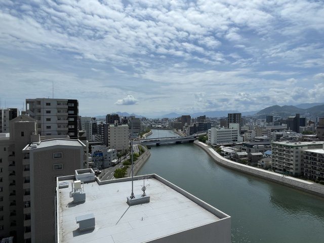 サニーハイム舟入の展望|リバービューがある最上階。生活利便性の良い環境ながら、開放的な空の景色も楽しめます。